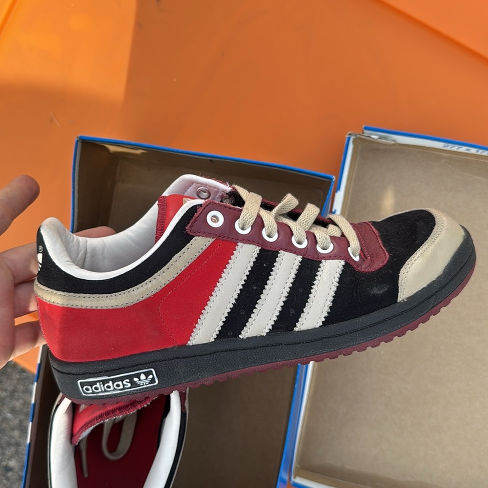 *Almost Like New* RARE - Vintage adidas 058246 top ten lo
